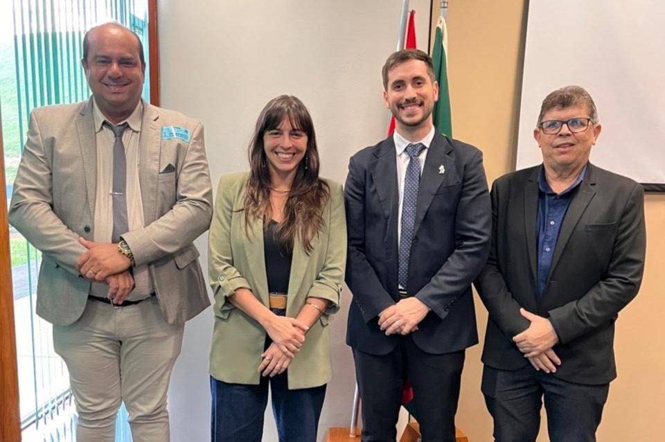 Vereadores se reúnem com deputada Natália Bonavides, que confirma pagamento de emenda para nova ambulância em Currais Novos